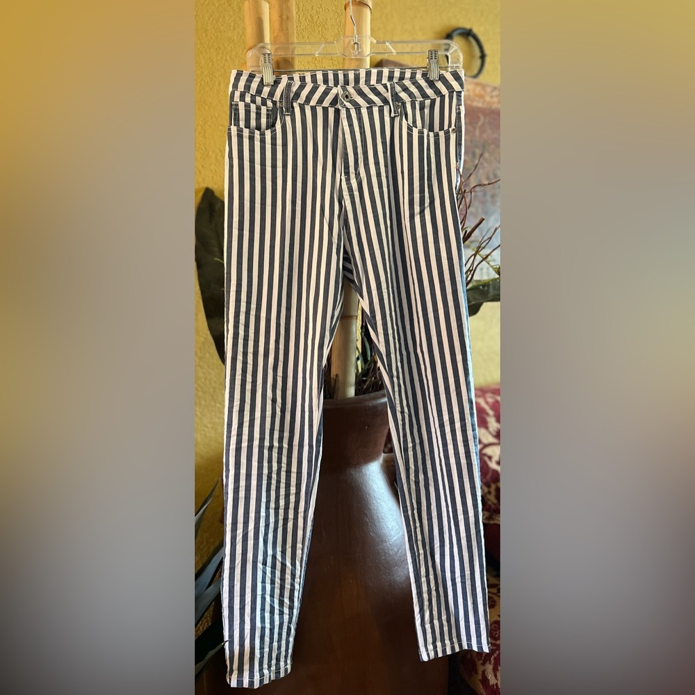 5 pockets striped jean, white and blue.